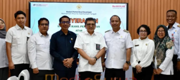 Wakil Ketua I DPRD Barito Selatan Ideham (kiri) bersama perwakilan BPK RI dan Bupati Barsel, Eddy Raya Samsuri saat penyerah Laporan Hasil Pemeriksaan (LHP) atas Lap Keuangan Tahun Anggaran 2024 di Kantor BPK Kalteng.