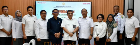 Wakil Ketua I DPRD Barito Selatan Ideham (kiri) bersama perwakilan BPK RI dan Bupati Barsel, Eddy Raya Samsuri saat penyerah Laporan Hasil Pemeriksaan (LHP) atas Lap Keuangan Tahun Anggaran 2024 di Kantor BPK Kalteng.