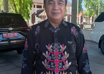 Wakil Ketua I DPRD Barito Selatan Ideham (kiri) bersama perwakilan BPK RI dan Bupati Barsel, Eddy Raya Samsuri saat penyerah Laporan Hasil Pemeriksaan (LHP) atas Lap Keuangan Tahun Anggaran 2024 di Kantor BPK Kalteng.