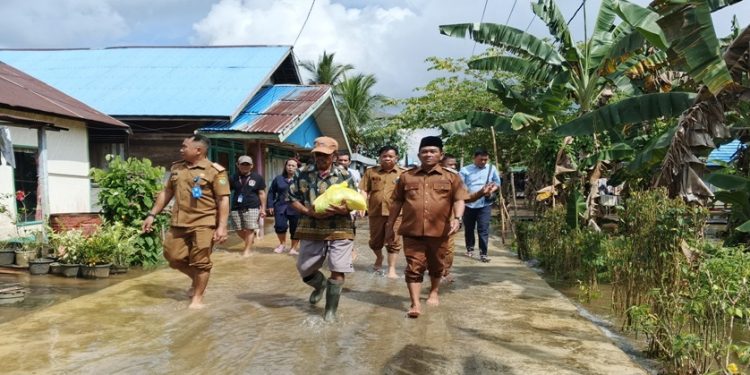 Wabup Barsel Serahkan Bantuan bagi Warga Terdampak Banjir di Desa Talio