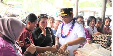 Wakil Bupati Barito Selatan Khristianto Yudha didampingi Kadis DKPP Ida Safitri bersama para pembeli di acara bazar pangan murah