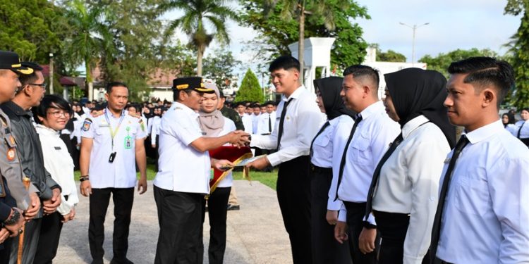 Penyerahan Surat Keputusan CPNS dan PPPK Kepada 1.530 Orang ASN Oleh Wakil Bupati Barito Selatan