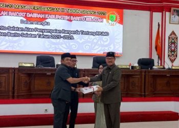 Wakil Bupati Barito Selatan Khristianto Yudha menyerahkan dokumen Raperda RPJMD 2025 -2029 kepada Ketua DPRD H.M. Farid Yusran dalam Rapat Paripurna ke-20.