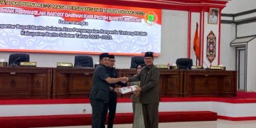 Wakil Bupati Barito Selatan Khristianto Yudha menyerahkan dokumen Raperda RPJMD 2025 -2029 kepada Ketua DPRD H.M. Farid Yusran dalam Rapat Paripurna ke-20.