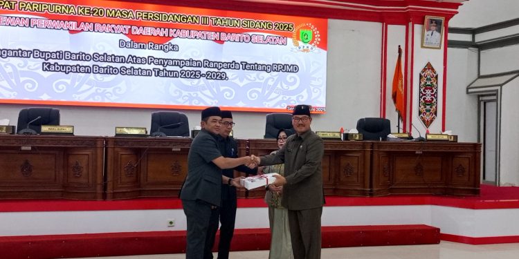 Wakil Bupati Barito Selatan Khristianto Yudha menyerahkan dokumen Raperda RPJMD 2025 -2029 kepada Ketua DPRD H.M. Farid Yusran dalam Rapat Paripurna ke-20.
