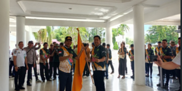 Wakil Bupati Barito Selatan, Khristianto Yudha menyerahkan bendera lambang Barito Selatan kepada Kadis Pemuda, Olahraga, Pariwisata dan Kebudayaan Kabupaten Barito Selatan