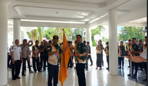 Wakil Bupati Barito Selatan, Khristianto Yudha menyerahkan bendera lambang Barito Selatan kepada Kadis Pemuda, Olahraga, Pariwisata dan Kebudayaan Kabupaten Barito Selatan