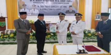 Pemkab Barsel Gelar Sertijab PJ. Bupati Kepada Bupati dan Wakil Bupati Terpilih Masa Jabatan 2025-2030 Bupati Barito Selatan Eddy Raya Samsuri menandatangani berita acara serah terima jabatan