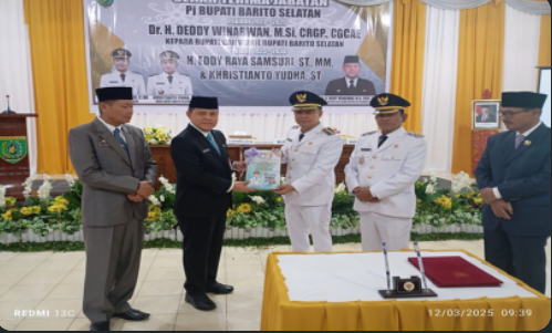 Pemkab Barsel Gelar Sertijab PJ. Bupati Kepada Bupati dan Wakil Bupati Terpilih Masa Jabatan 2025-2030 Bupati Barito Selatan Eddy Raya Samsuri menandatangani berita acara serah terima jabatan