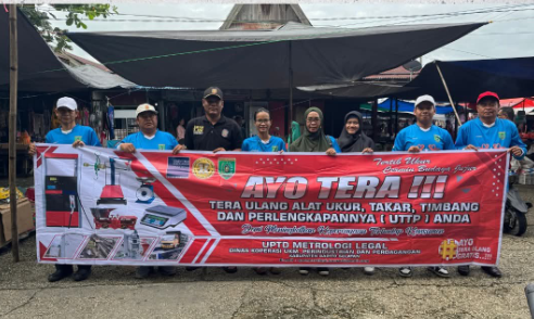 kegiatan Sidang Tera Ulang (STU) UTTP (Alat Ukur, Takar, Timbang, dan Perlengkapannya) milik para pedagang di Pasar Mengkatip Kecamatan Dusun Hilir