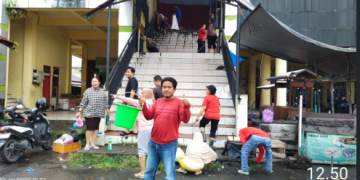 UPTD Pasar Beringin Buntok Gotong Royong Bersikan Pasar