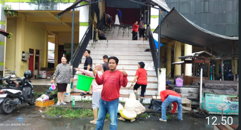 UPTD Pasar Beringin Buntok Gotong Royong Bersikan Pasar