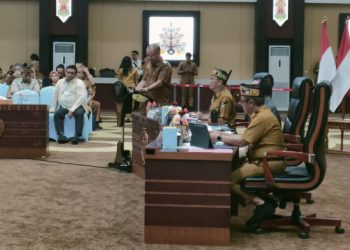 Eddy Raya Samsuri menyampaikan paparan kondisi aktual penerimaan daerah yang terkait dengan perusahaan perkebunan dan kehutanan