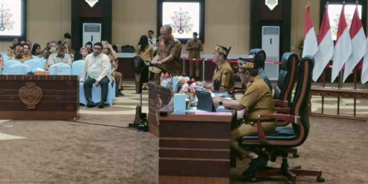 Eddy Raya Samsuri menyampaikan paparan kondisi aktual penerimaan daerah yang terkait dengan perusahaan perkebunan dan kehutanan