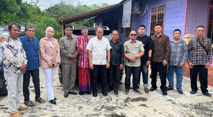 KELOMPOK TANI BELA WARGA DESA SIKAN, AKAN BERBENAH TERKAIT KEPENGURUSAN BARUT,JURNAL88.Id -elompok Tani Bela Warga di Desa Sikan Kecamatan Montallat, Kabupaten Barito Utara siap membenahi legalitas kelompok taninya sebagaimana aturan regulasi yang sesuai ketentuan. Hal ini disampaikan Ajidinnor selaku pendamping Kelompok Tani Bela Warga kepada beberapa orang awak media sesuai dirinya beserta ketua Kelompok Tani Bela Warga dan anggotanya mengikuti rapat audensi dengan PT. AGU yang difasilitasi Pemerintah Daerah setempat pada Rabu, 11/02/2026. Menurutnya, bahwa audensi nya tadi itu sangat bagus sekali, yang mana rapat audensi tersebut merupakan tindak lanjut sebagaimana sinergitas kelompok tani bela warga yaitu dengan pihak perusahaan perkebunan kelapa sawit PT. Antang Ganda Utama (AGU). “Dan aelanjutnya, kelompok tani bela warga atau perkumpulan Bela Warga ini, mengucapkan terima kasih yang sebesar-besarnya yaitu kepada Pemerintah Daerah Kabupaten Barito Utara yang telah memberikan waktu dan menyediakan tempat untuk rapat audensi ini,” Ujarnya. Kemudian yang penting itu lanjutnya, bagi kelompok tani dan semua anggota bahwa sesuai dengan saran dari pemerintah yang hadir dalam rapat audensi tadi kepada kelompok tani bela warga untuk membenahi legalitas kelompok tani yang sebagimana aturan regulasi yang sesuai ketentuan. “Semoga nanti kedepan PT. Antang Ganda Utama (AGU) juga merespon dengan baik hal-hal demikian. Kemudian luas lahannya itu kurang lebih 1.911 hektar dengan jumlah anggota kelompok tani nya itu untuk sementara ada 462 kepala keluarga (KK),”Ucap Ajidinnor. Sementara itu, Muliadi selaku Ketua Kelompok Tani Bela Warga meminta kepada pemerintah daerah melalui Dinas Perkebunan untuk melakukan pembinaan terhadap kelompok tani nya. Menurutnya, selama ini kurang ketidak tahuan mereka makanya kurang update ke pemerintah daerah untuk itu kami mohon bimbingan dan petunjuknya. “Begitu pula lanjutnya, dengan pihak PT. Antang Ganda Utama (AGU) kami juga minta yang artinya mohon bimbingan atau istilahnya itu anak angkat dan bapak angkat. Maka Oleh karena itu, kami dari kelompok tani mohon bimbingan dan juga bermitra dengan PT. Antang Ganda Utama (AGU) supaya masyarakat kami bisa menikmati Kesejahteraan,” Ucapnya