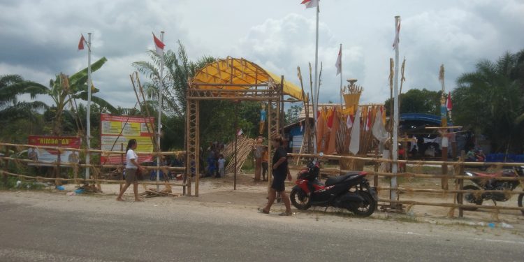 WARGA DESA PARAHANGAN,MELAKSANAKAN KEGIATAN TIWAH,RITUAL PEMAKAMAN TINGKAT AKHIR MASYARAKAT DAYAK