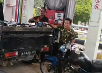 SPBU DESA SIKUI, LAKUKAN PELANGGARAN SAAT PENGISIAN BBM KEPADA MOBIL PIK UP BERISI JERIGEN