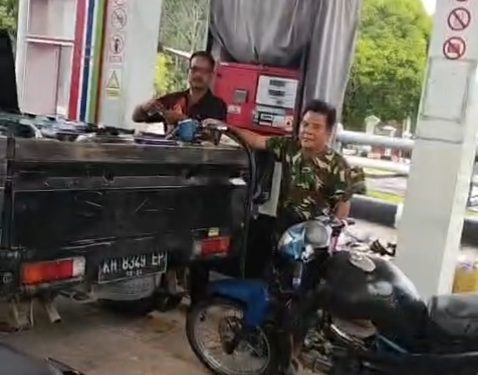 SPBU DESA SIKUI, LAKUKAN PELANGGARAN SAAT PENGISIAN BBM KEPADA MOBIL PIK UP BERISI JERIGEN