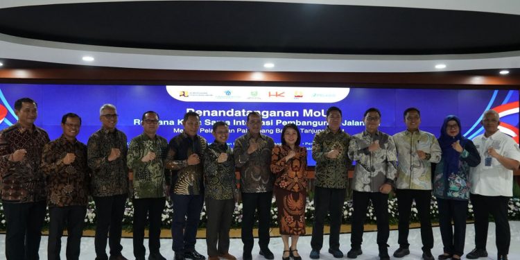 DUKUNG INTEGRASI JALAN TOL MENUJU PELABUHAN PALEMBANG BARU DI TANJUNG CARAT, HUTAMA KARYA TANDATANGANI NOTA KESEPAHAMAN BERSAMA BKPM*