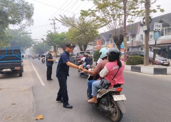 GABUNGAN ORGANISASI PERS DAN LSM BAGIKAN 5.000 MASKER KE MASYARAKAT DI KOTA PALANGKA RAYA