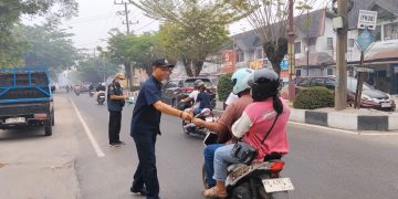 GABUNGAN ORGANISASI PERS DAN LSM BAGIKAN 5.000 MASKER KE MASYARAKAT DI KOTA PALANGKA RAYA